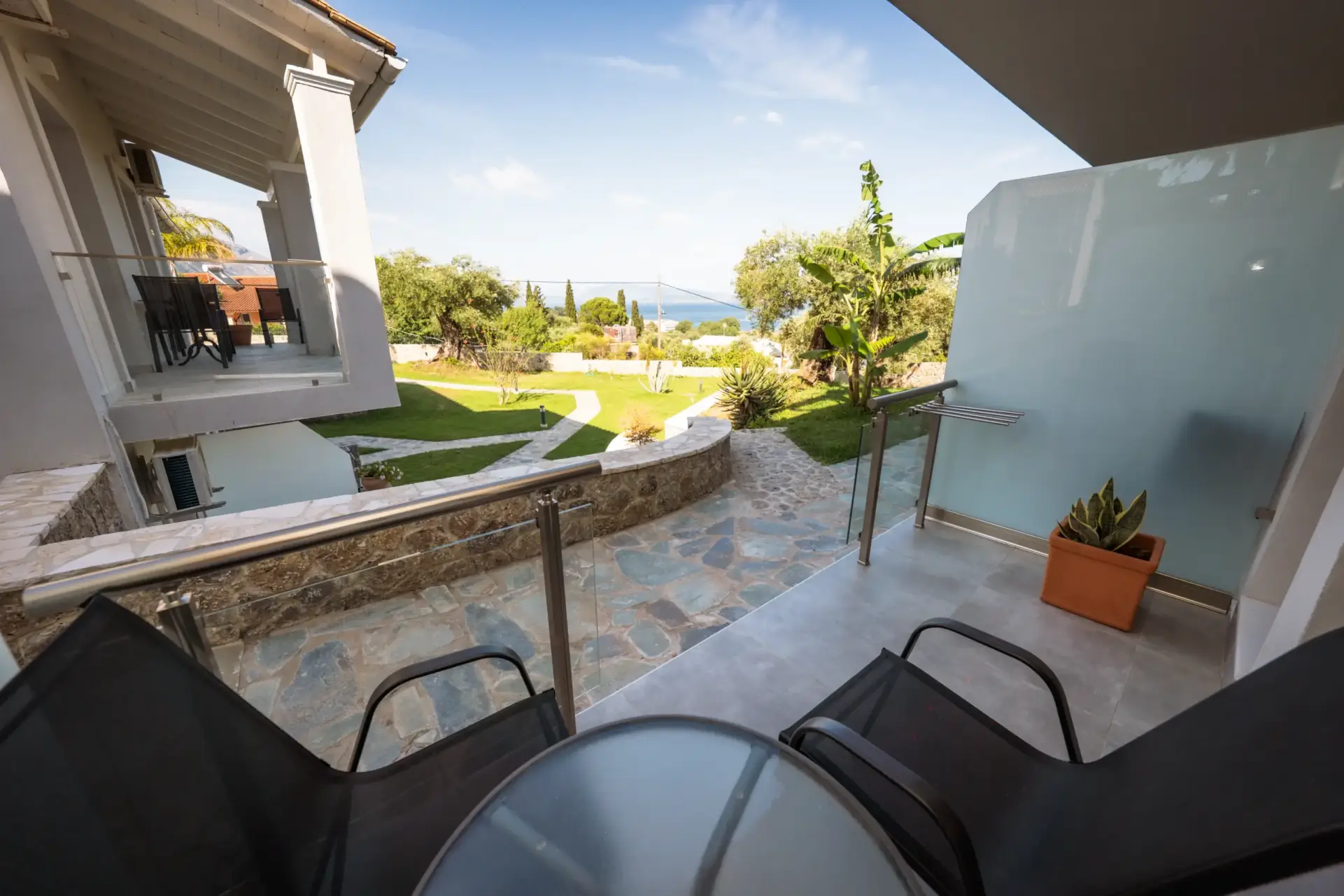 Double room with garden outdoor view