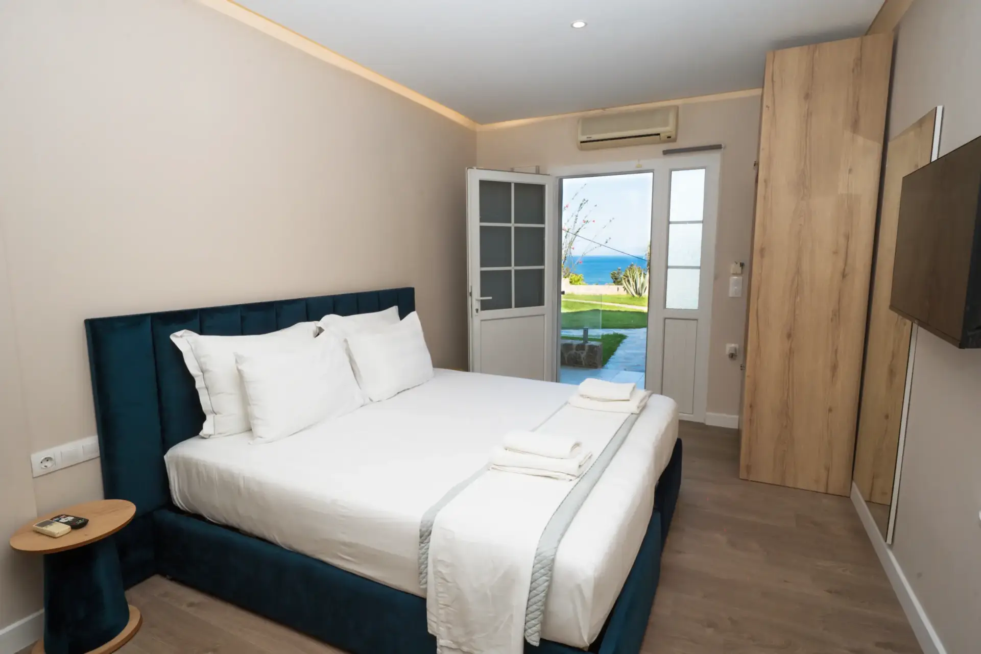Double room with garden bedroom with balcony view